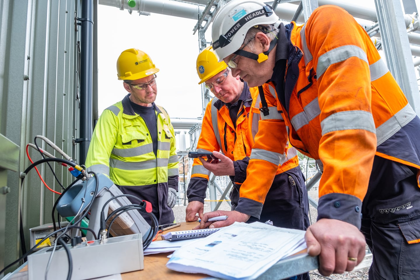 An SSEN Transmission employee and contractors in PPE.