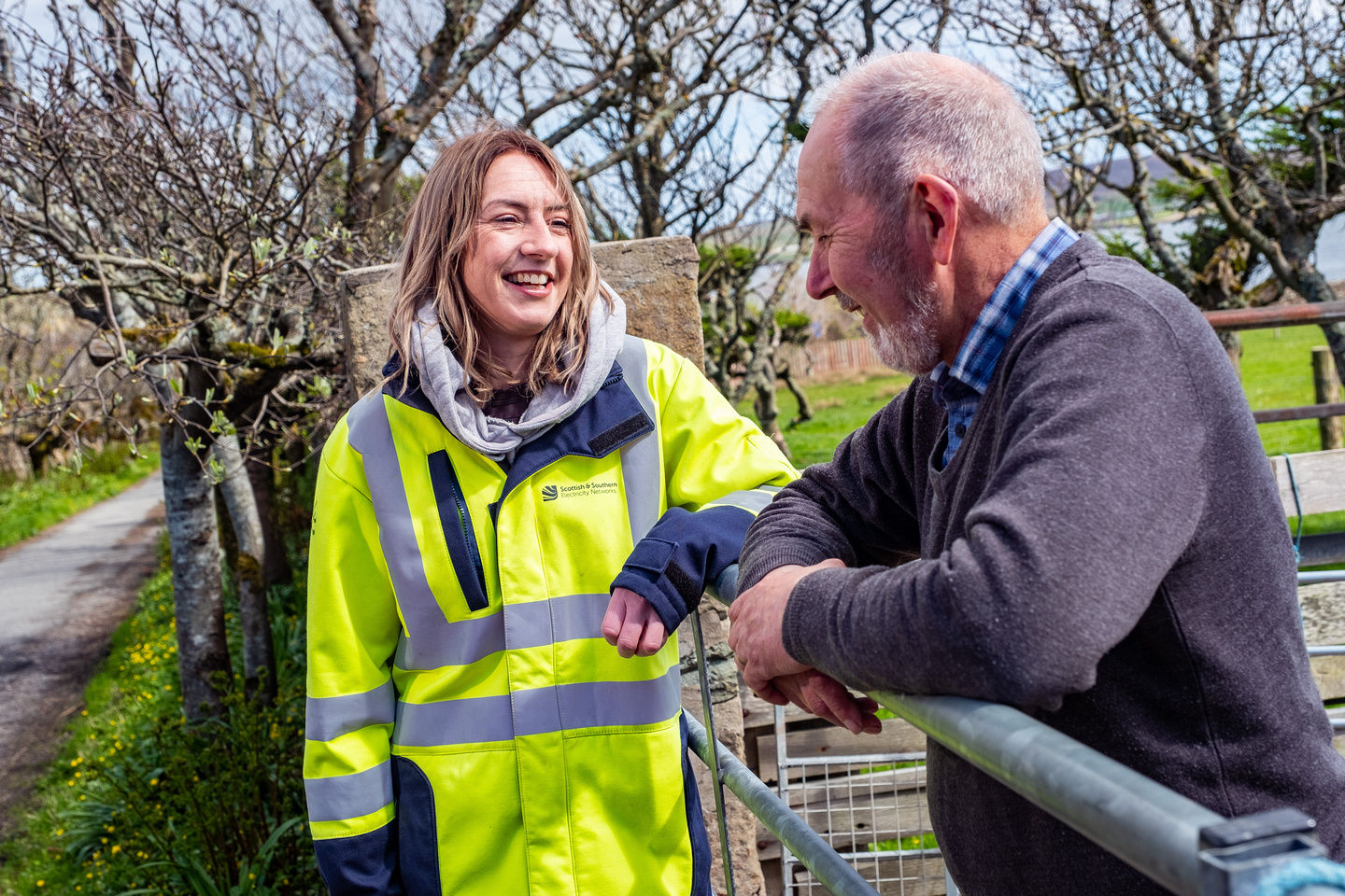 An SSEN Transmission employee with a member of the public.