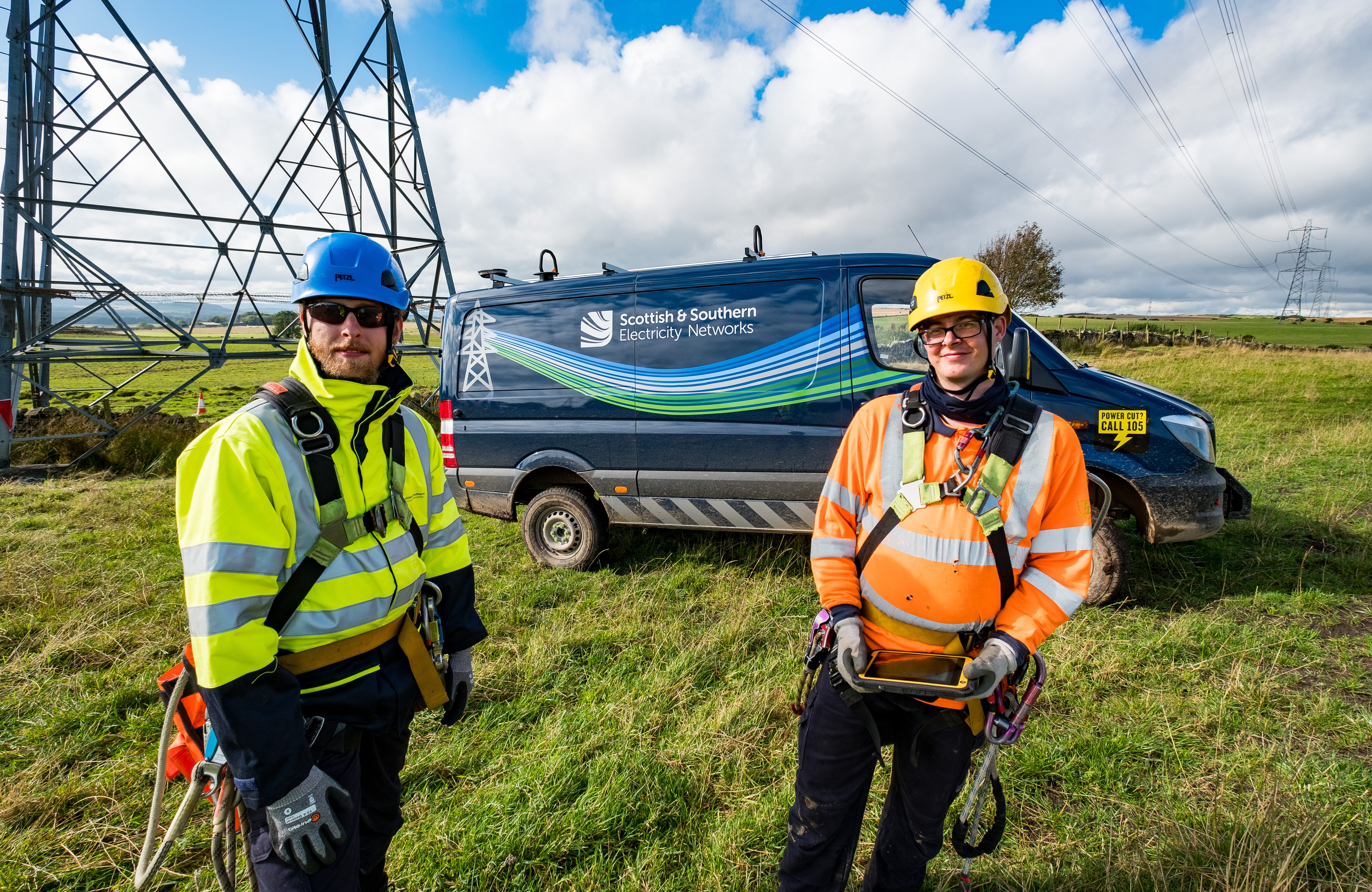 Two SSEN Transmission employees in PPE.