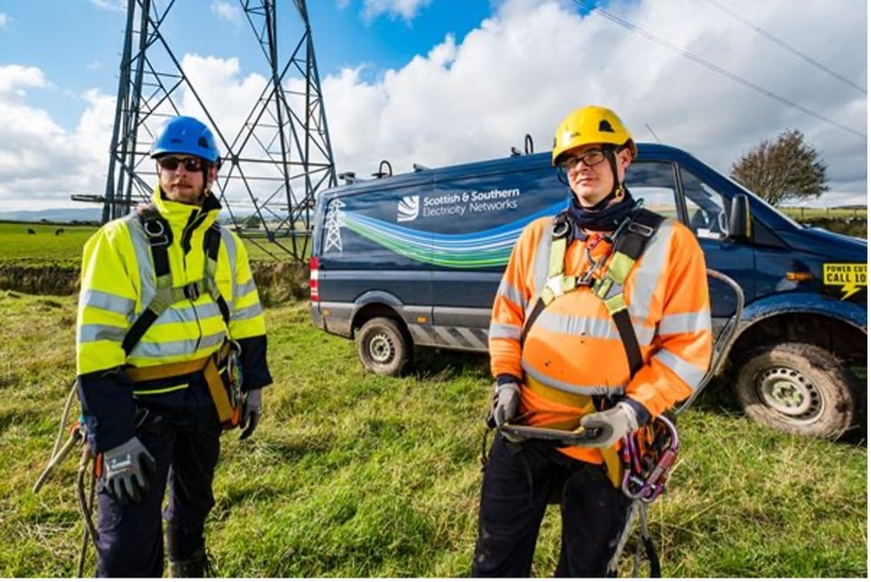 Two SSEN Transmission employees in PPE.