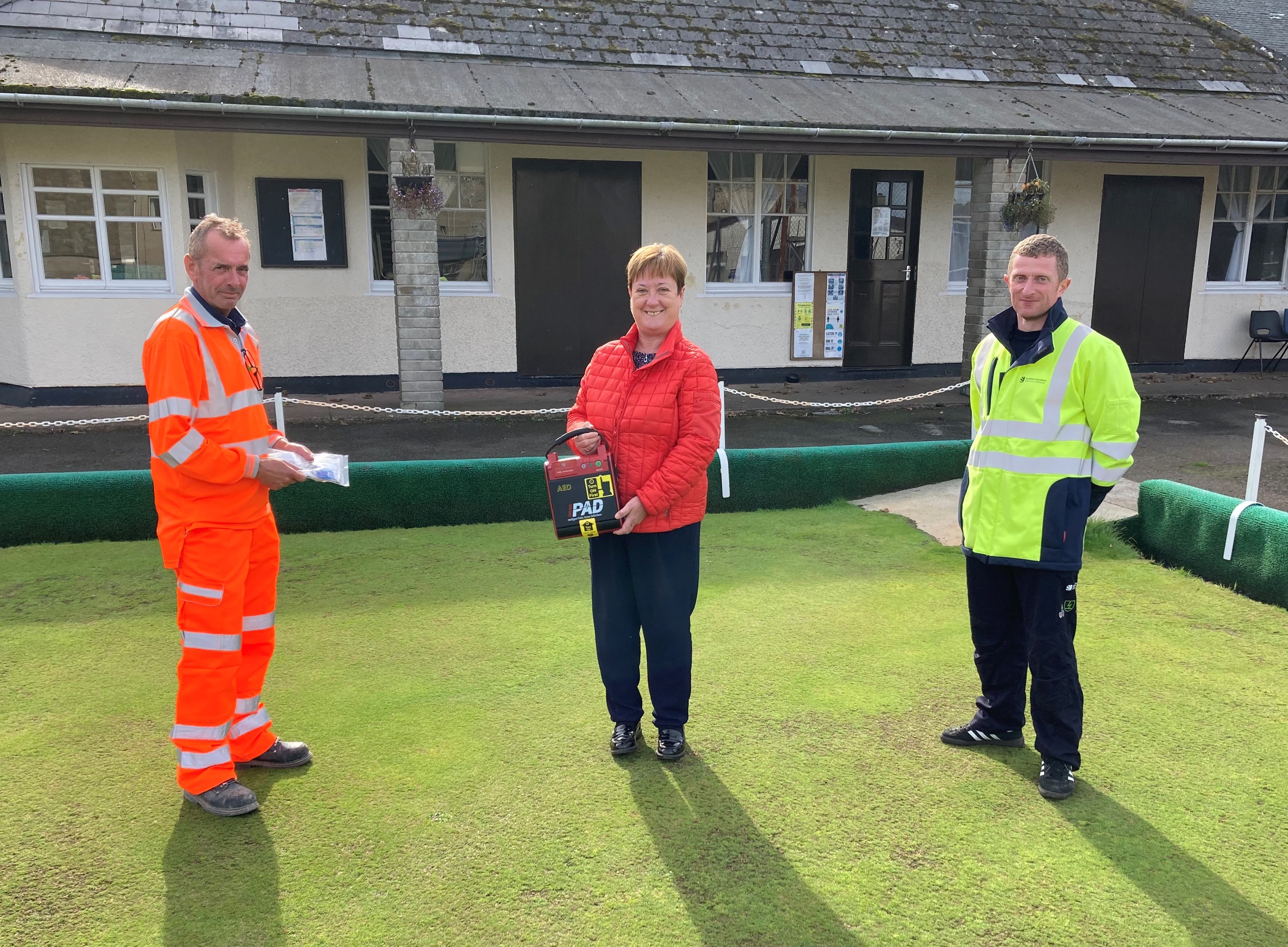ssen-transmission_donation-of-life-saving-defibrillator-to-rosebank-bowling-club.jpg
