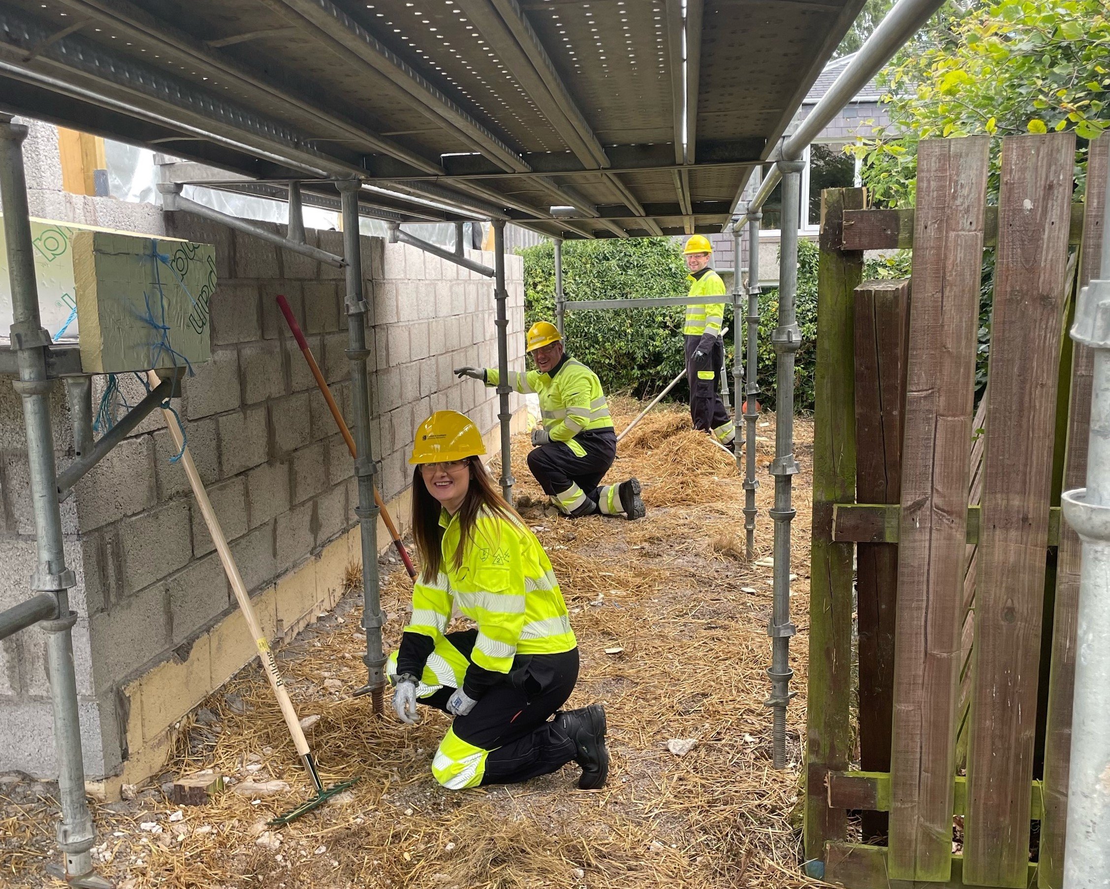 SSEN Transmission_Volunteers helped to remove debris from the exterior of The Bothie_3.jpg