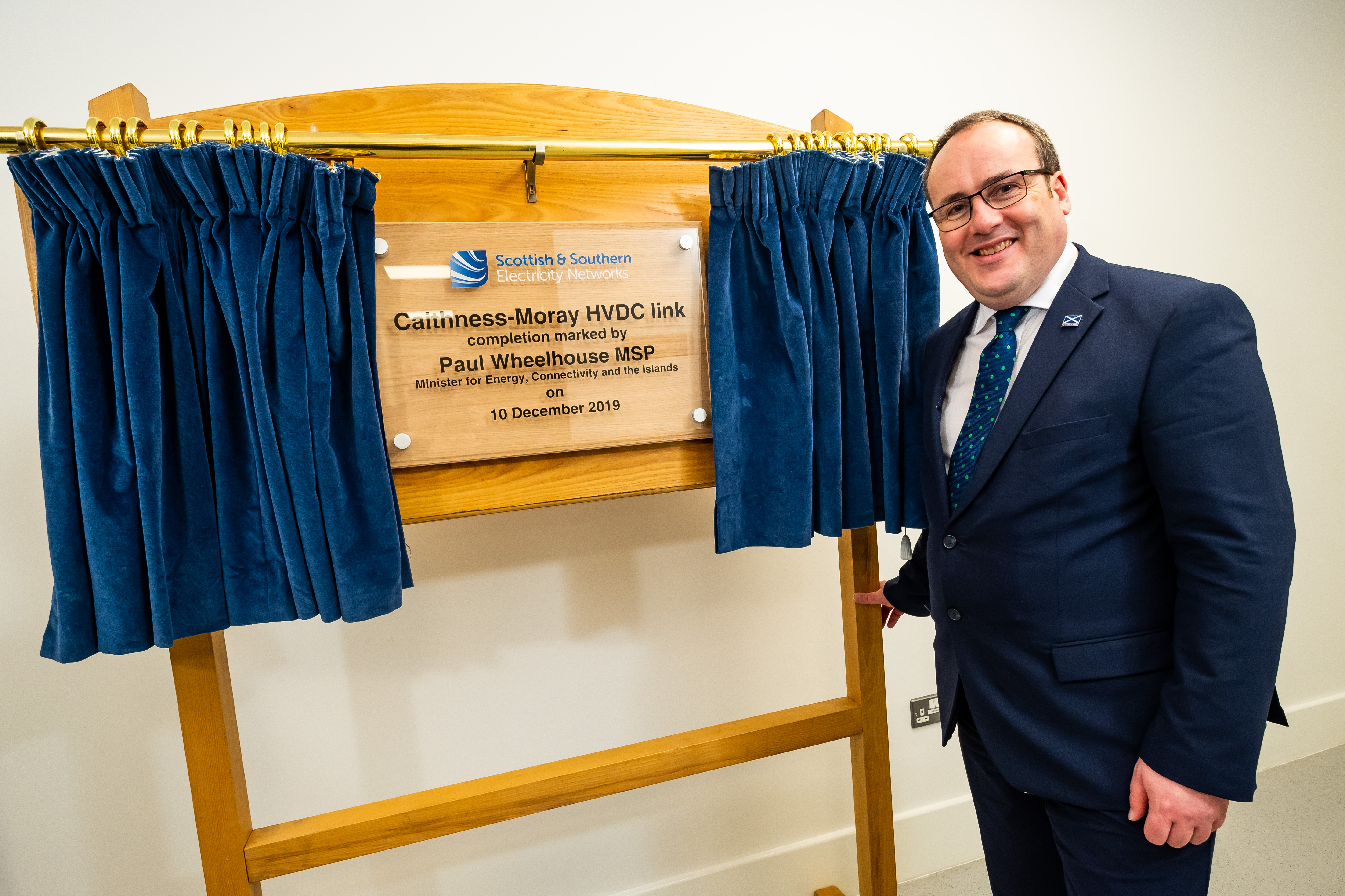 minister-paul-wheelhouse-unveils-plaque.jpg