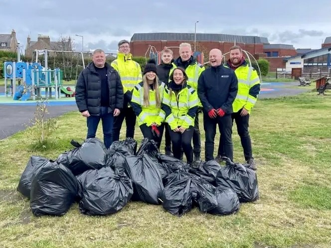 3. SSEN Transmission_The volunteers collected over nine bags of rubbish from Victoria Park.png 3. SSEN Transmission_The volunteers collected over nine bags of rubbish from Victoria Park.png