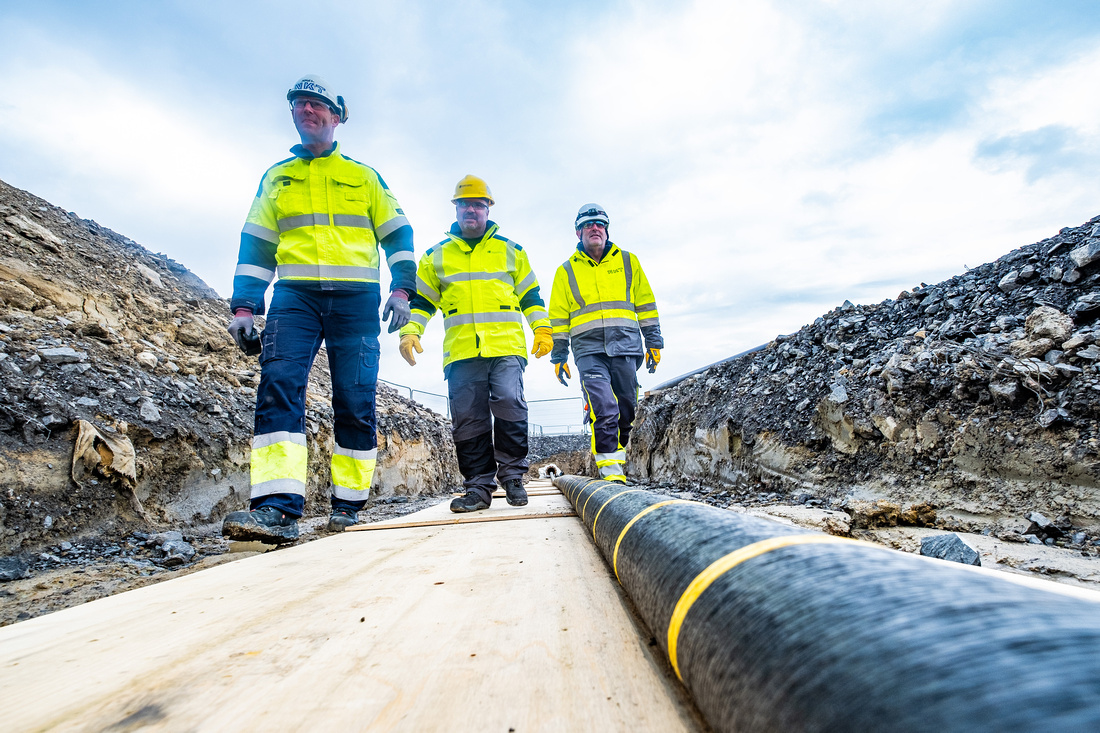 2_ssen-transmission_nkt-and-ssen-transmission-team-members-inspect-the-cable.jpg