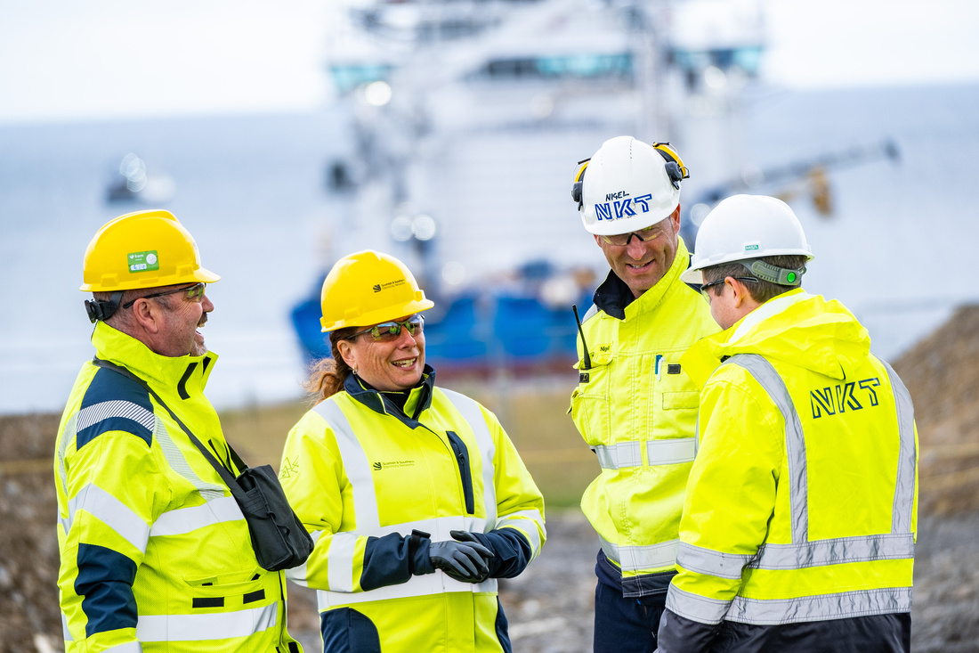 5_ssen-transmission_ssen-transmission-and-nkt-team-members-with-nkt-victoria.jpg