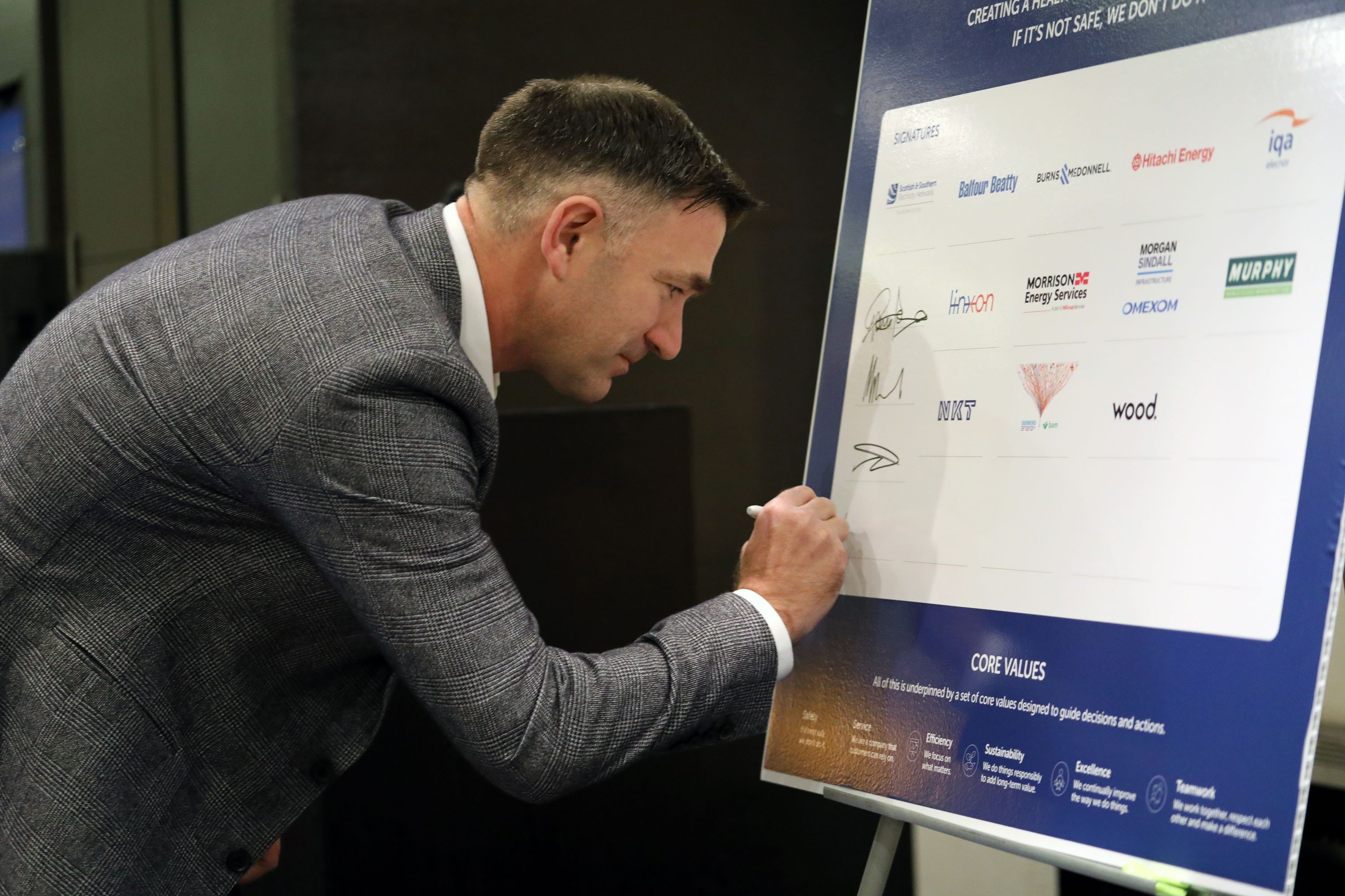 2. SSEN Transmission_Director of Procurement Paul Leddie at SSEN Transmission signs the charter.jpg