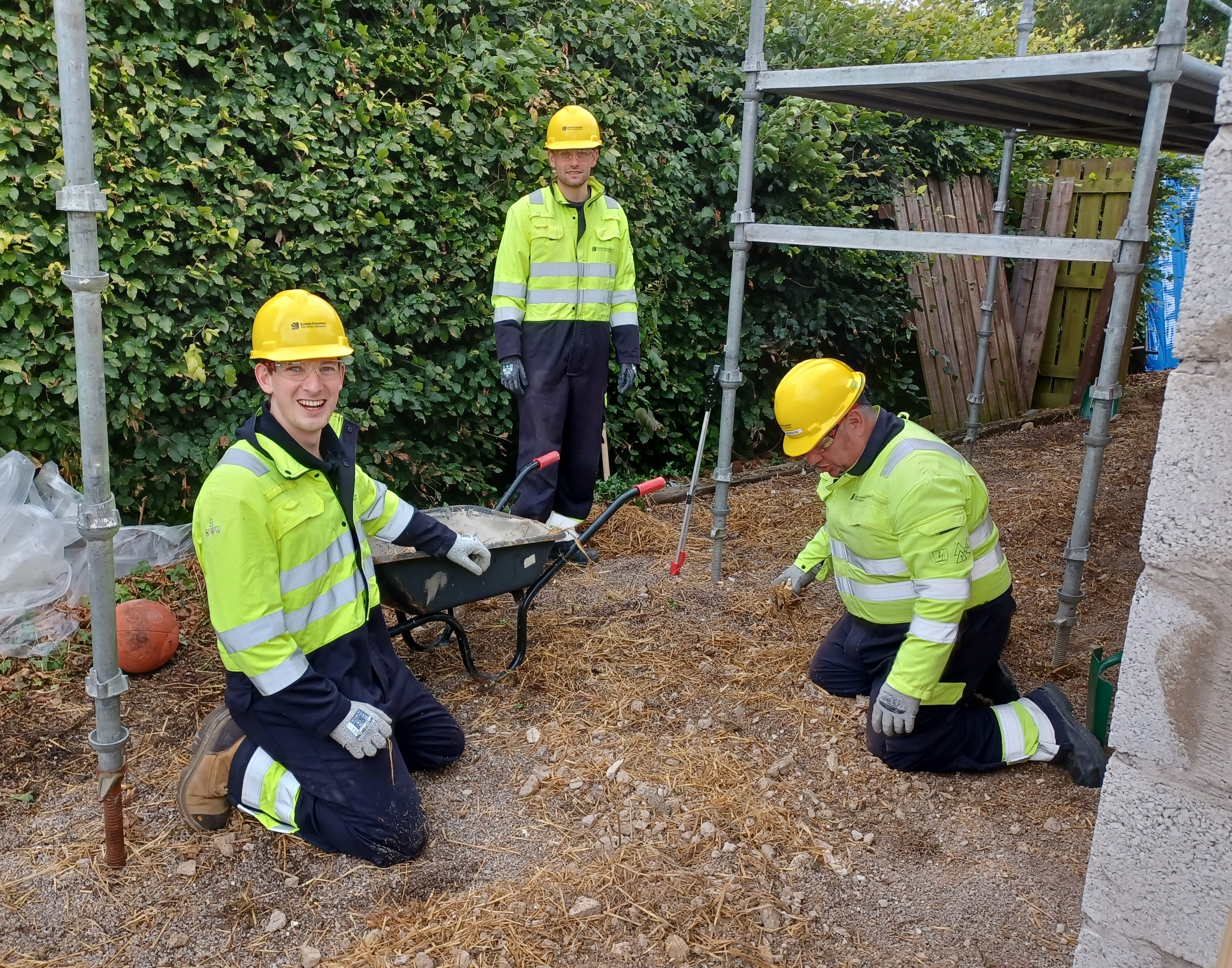 SSEN Transmission_Volunteers helped to remove debris from the exterior of The Bothie_1.jpg
