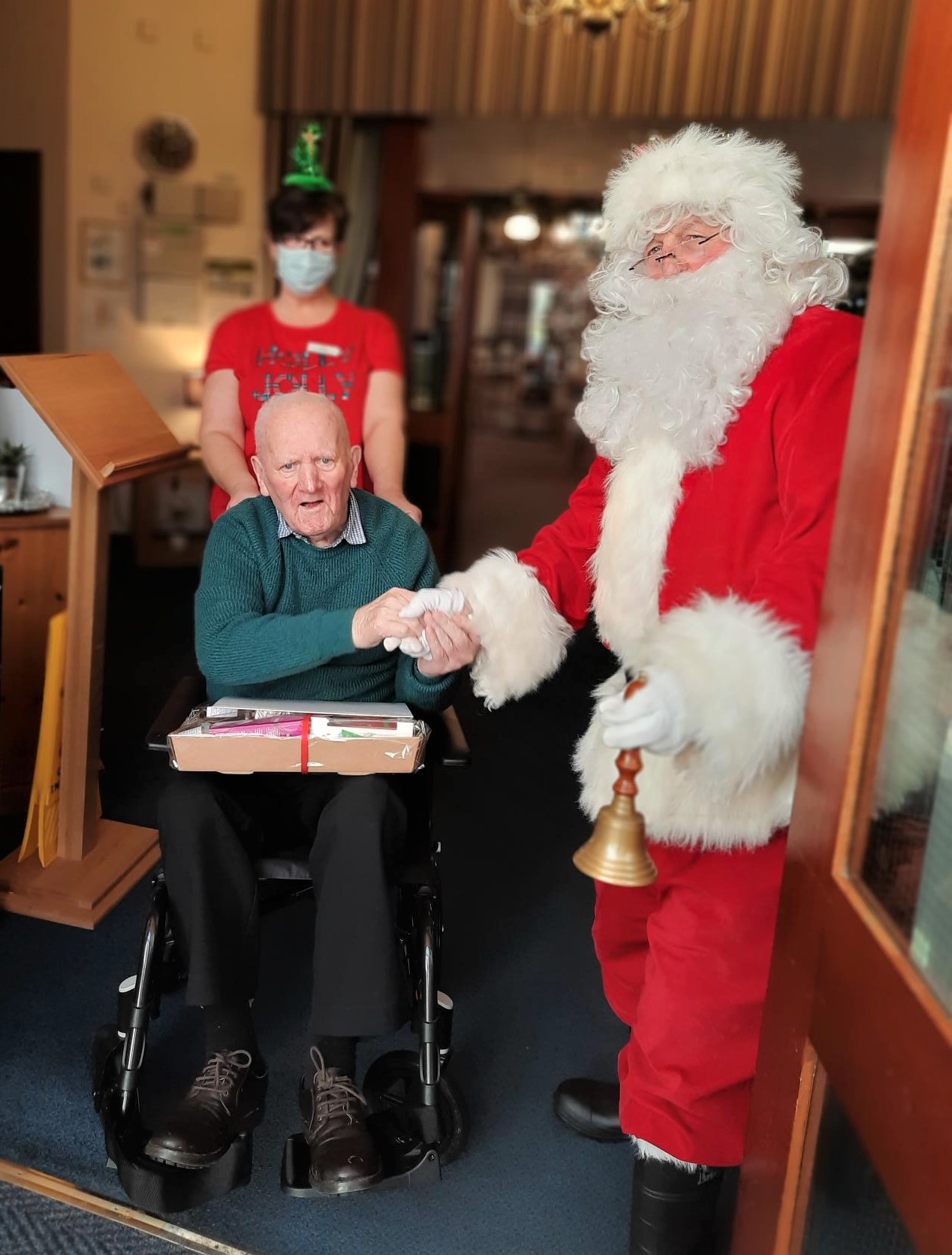 ssen-transmission_one-of-the-fishermens-mission-hampers-being-delivered-by-santa-to-seaview-nursing-home-resident-david-alexander.jpg