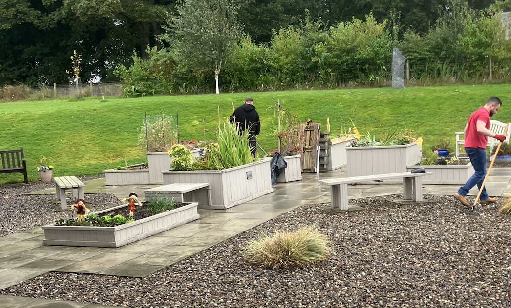 Image shows SSEN Transmission colleagues volunteering in Madoch Centre outdoor space